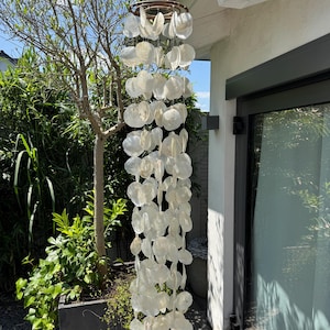 Campana de viento XXL hecha con guirnaldas de conchas. Longitud total aproximada: 205 cm - 210 cm.