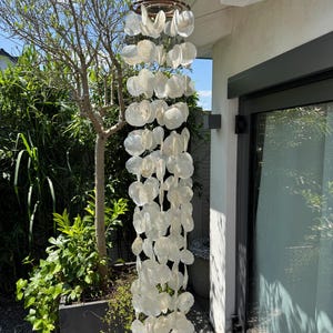 XXL windgong gemaakt van schelpenkransen. Totale lengte ca. 190 - 195 cm.