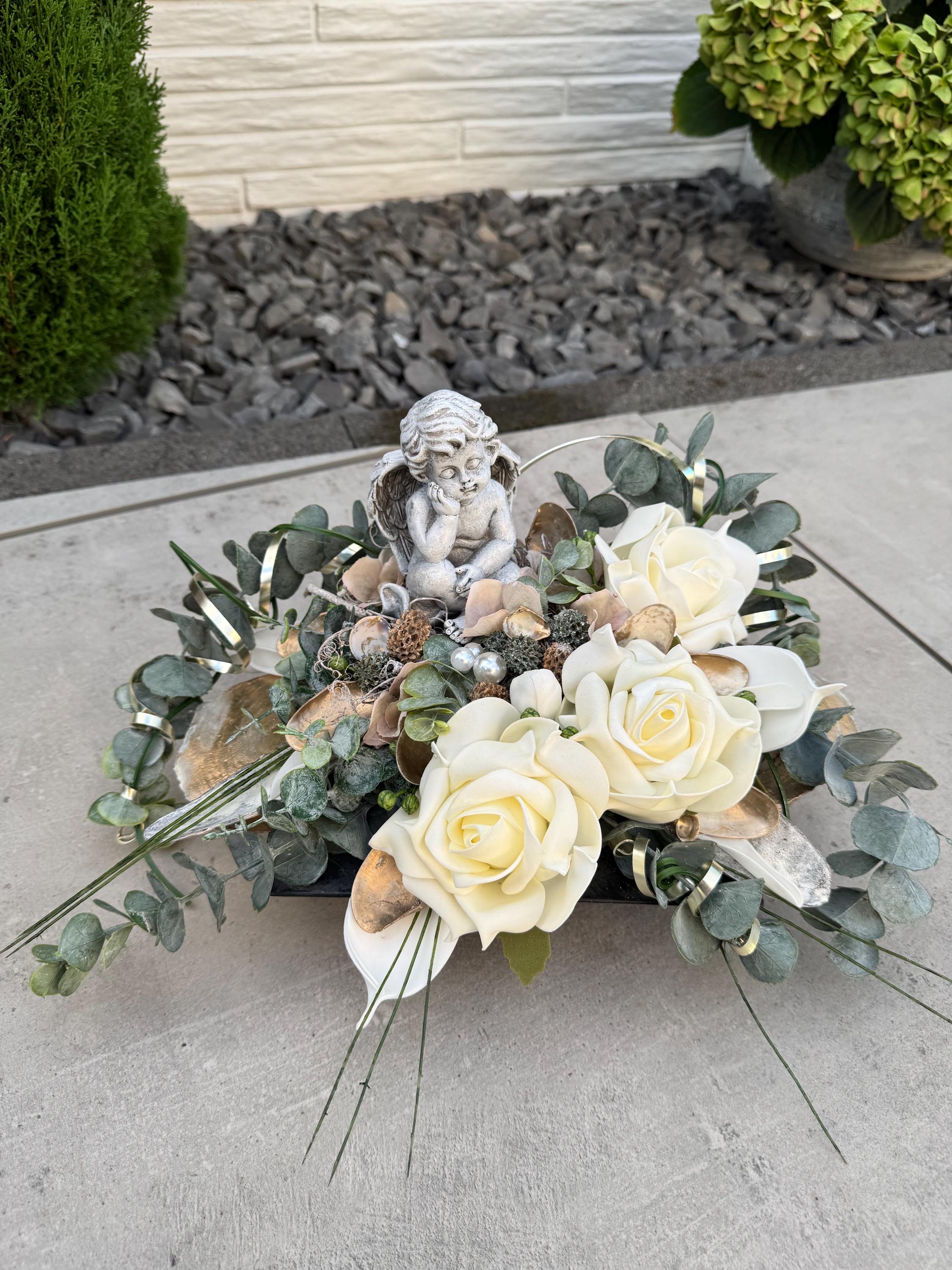 Grabschmuck zu Allerheiligen oder Gedenktag. Grabgesteck mit weißen Rosen. Breite mit Deko ca. 35 cm