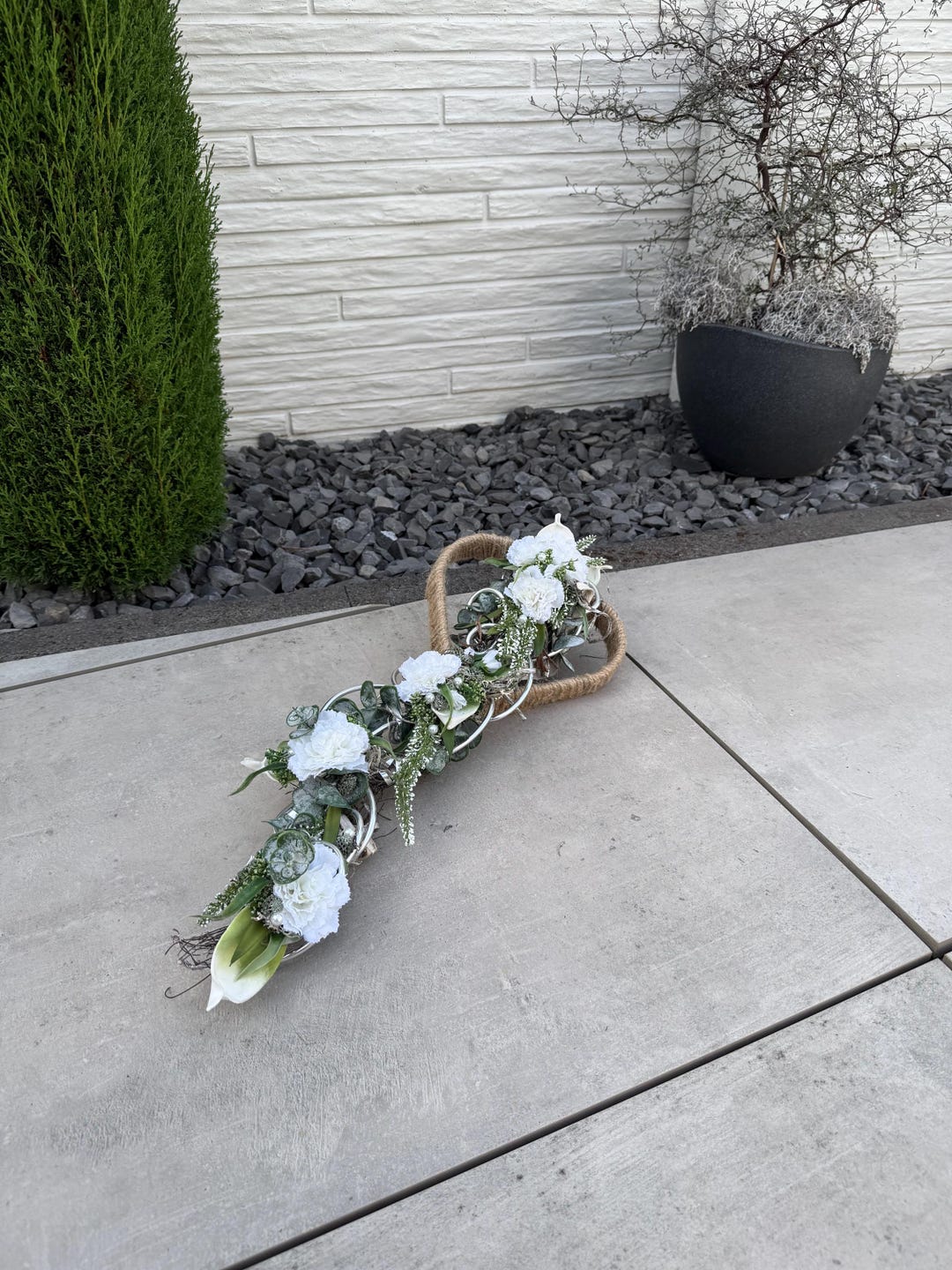 Grabschmuck zu Allerheiligen oder Gedenktag. Grabgesteck Grabdeko auf Sisalherz mit weißen Nelken. Länge mit Deko ca. 55 cm