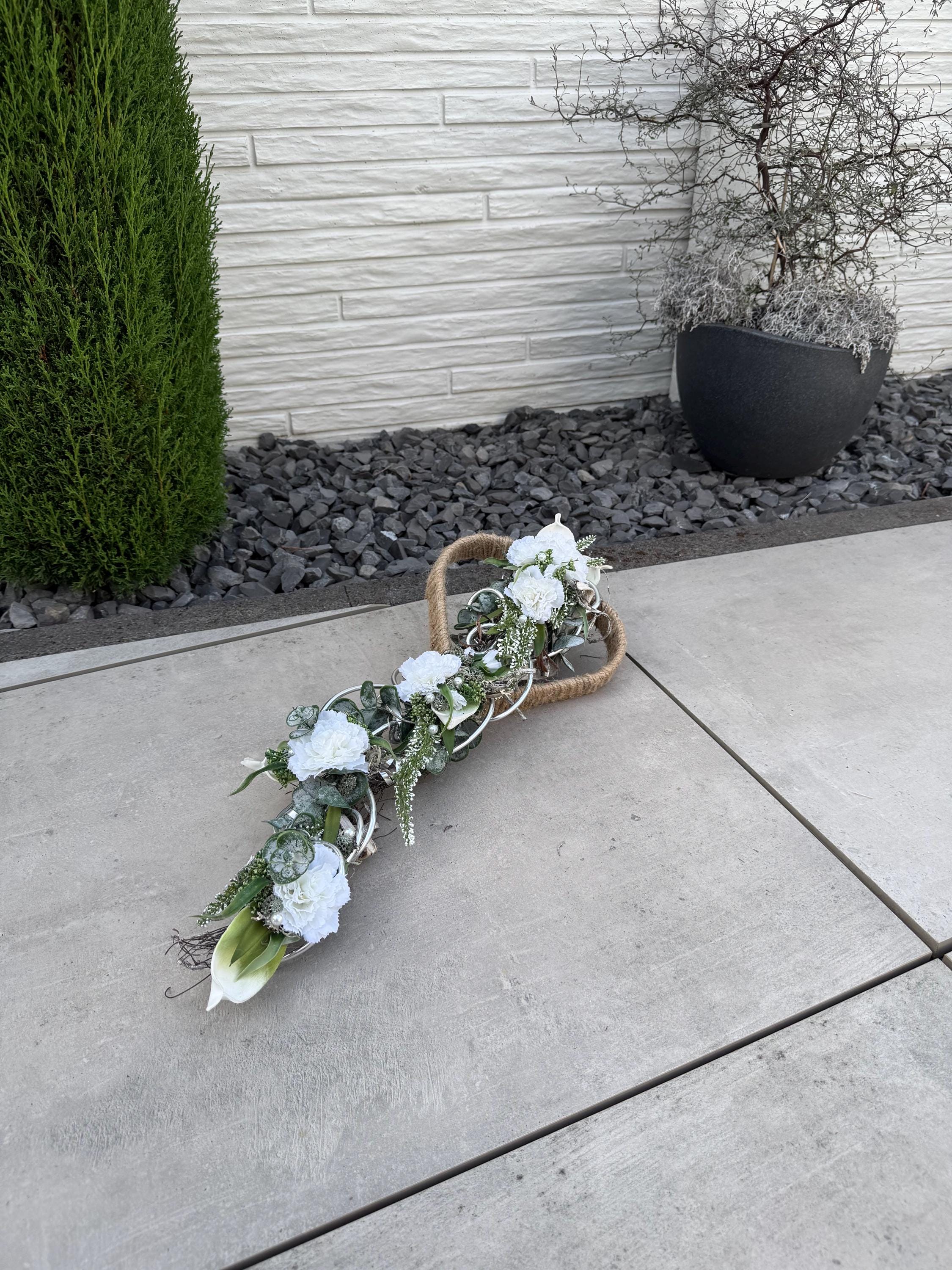 Grabschmuck zu Allerheiligen oder Gedenktag. Grabgesteck Grabdeko auf Sisalherz mit weißen Nelken. Länge mit Deko ca. 55 cm