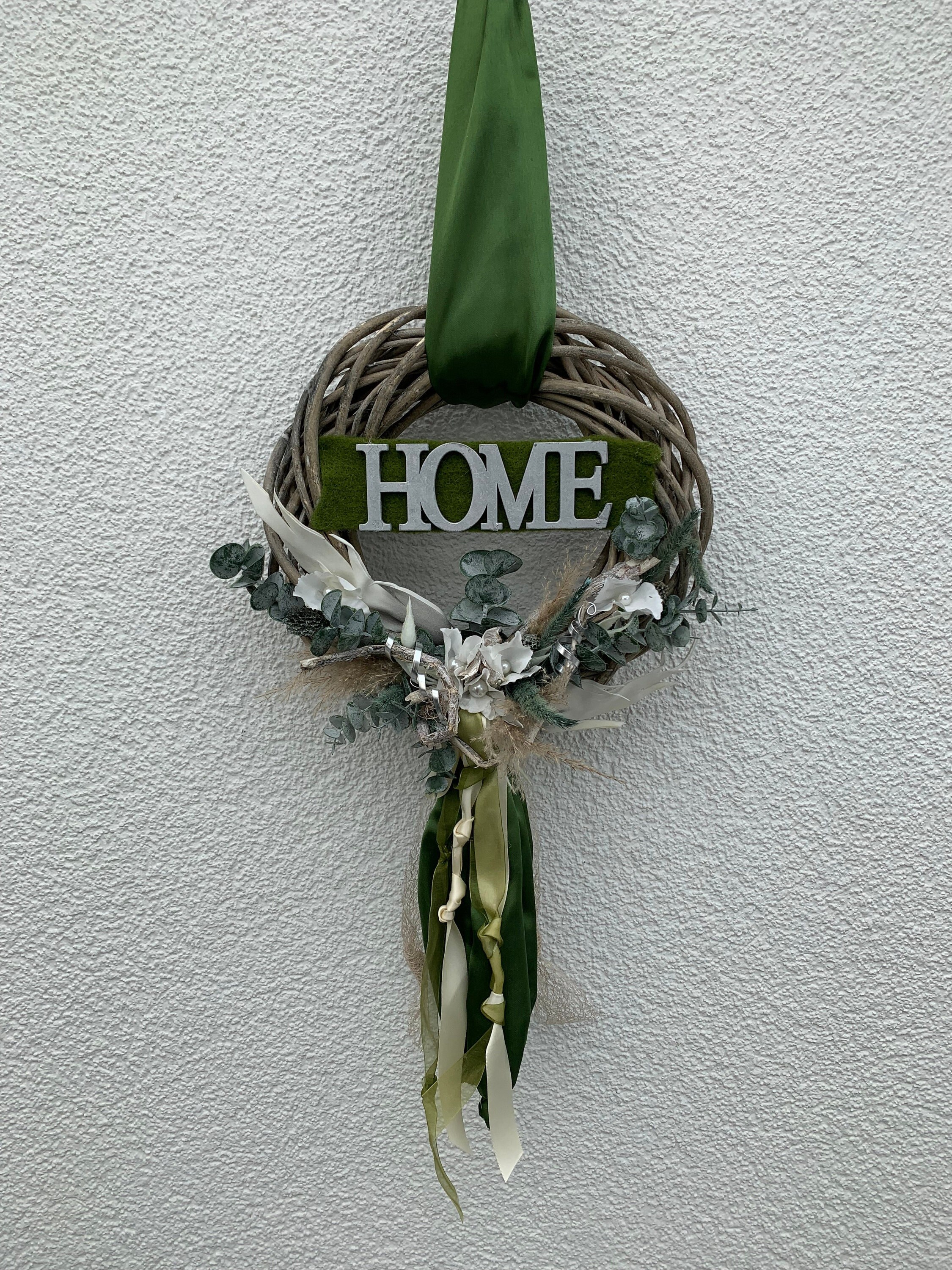 Door wreath all year round with wooden sign "HOME". Approx. 34 cm Ø.