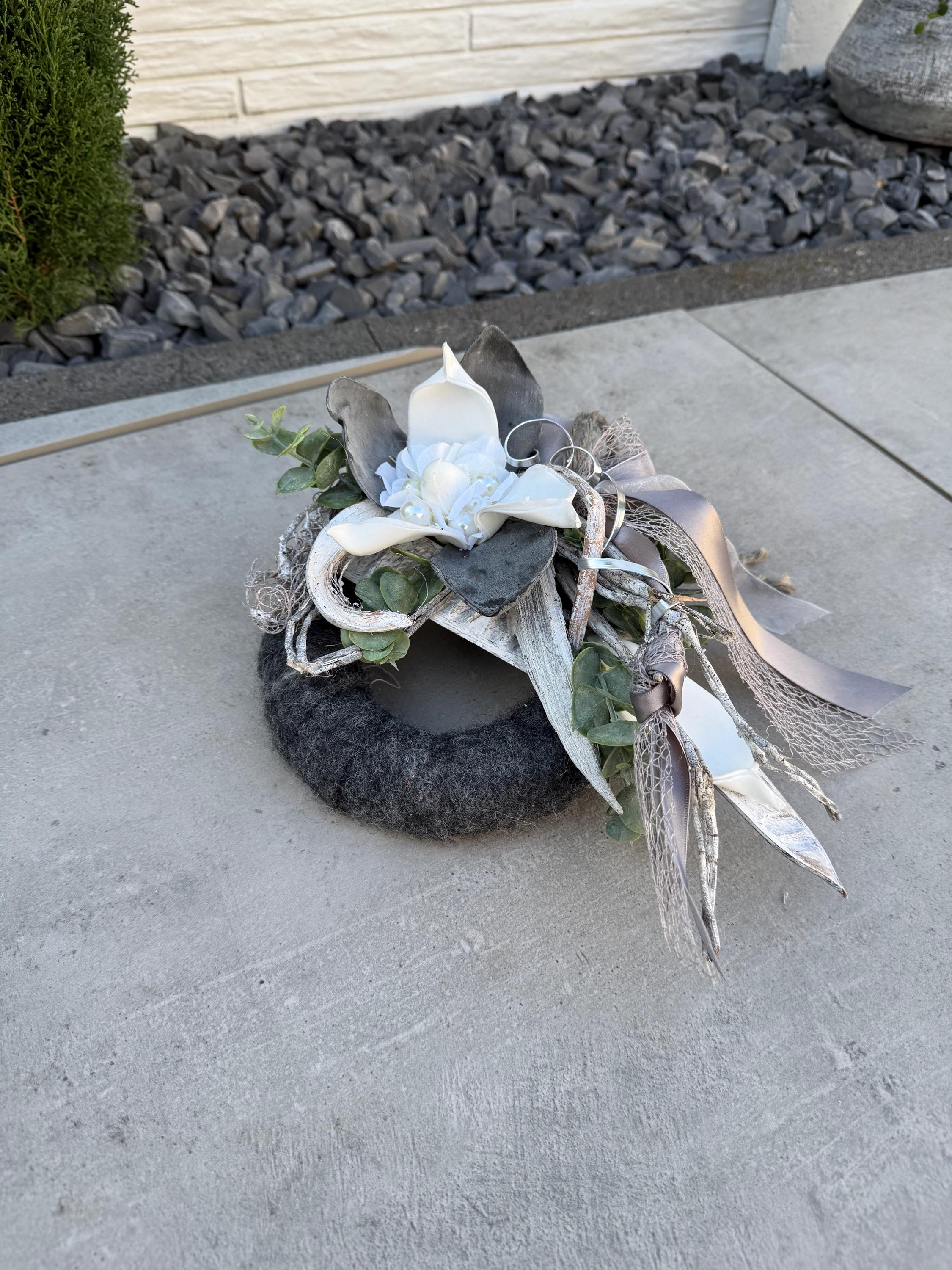 Grabschmuck zu Allerheiligen oder Gedenktag. Grabgesteck Grabdeko Urnengrab. Grabgesteck auf grauem Filzkranz. Ca. 17,5 cm Durchmesser