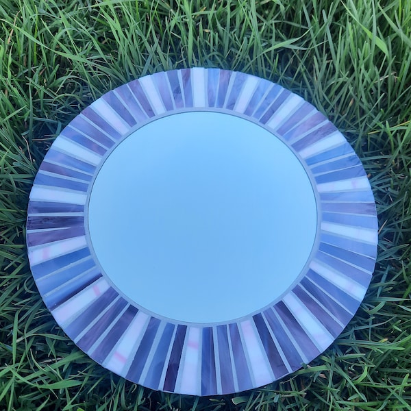 Miroir rond en mosaïque de verre vitrail violet et rose clair pour une entrée ou un salon