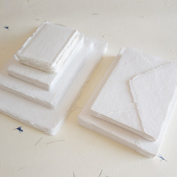 Paquete de 10 tamaños variados Papel WHITE DECKLE EDGE, papel y sobre hechos a mano de varios tamaños, sobres de trapo de algodón hechos a mano, papel de algodón