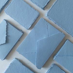 Confezione da 10 pezzi di carta blu polvere, carta straccia con bordo sfilacciato fatto a mano e buste, cancelleria blu francese, carta blu polvere, inviti, carta di cotone