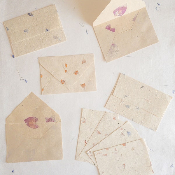 SET OF FIVE Handmade Deckle Paper with Envelop, real pressed flower A5 & A6 paper, Invitation Paper, inkjet paper, Papier Fait Main