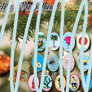 Puede incluir: Un calendario de adviento navideño colorido con un diseño festivo. Cada día presenta una imagen diferente de una baraja de cartas mexicana tradicional, llamada "Loteria". El calendario está decorado con una rama de pino verde y adornos.