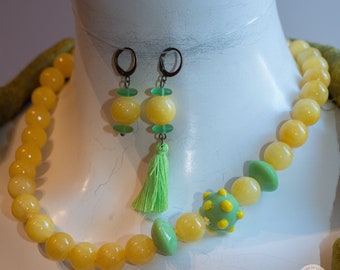 Yellow Mashan jade round bead necklace with green Murano glass beads with raised dots