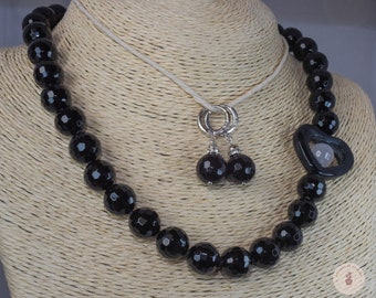 Elegant necklace, with matching earrings, of 12 mm faceted black agate beads with an onyx heart - Gift for Her