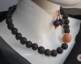 Collier Long En Pierre De Lave, Perles De Verre Et Touches Or Rose – Fait Main !