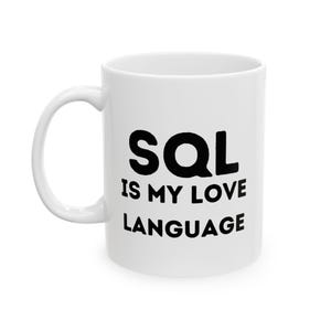 Può includere: Tazza in ceramica bianca con una grafica nera che recita "SQL is my love language".