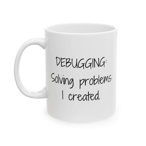 Peut inclure: Mug en céramique blanche avec l'inscription noire "DEBUGGING: Solving problems I created". La tasse a une anse incurvée et est adaptée aux boissons chaudes ou froides.