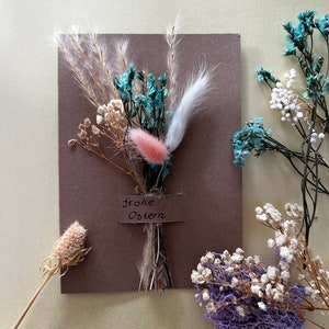 Osterkarte/Geschenkkarte (Klappkarte aus Kraftpapier) mit schönen Trockenblumen