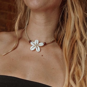 Surf Flower Macrame Shell Necklace, Shell Macrame Necklace, Macrame Jewelry, Boho Necklace, Beachy Necklace, Beachy Shell Jewelry, Bohemian