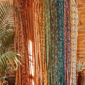 Paneles de cortina hippie Boho SILK, decoración de dosel de habitación Boho floral arcoíris, decoración de dormitorio estético psicodélico de los años 70, colgante de pared, regalo para el hogar