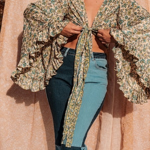 3-way Bell Sleeve Tie Front Hippie Boho Wrap Top, Jaren '70 Stijl Kleding, Vintage Zijden Retro Eco Top, Flare Sleeve Esthetiek, Free Spirit Style Jayden Green