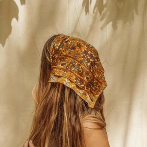 Soie Hippie Boho Bandana, Foulard carré, Enveloppement de cheveux Boho unique, Cadeau hippie personnalisé, farce de bas, bandana de chien foulard pour chien Honey Bee