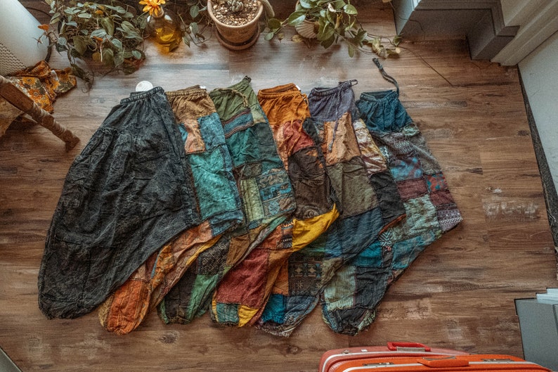 Pantaloni Harem in cotone patchwork hippie, unici, pantaloni da festival unici nel loro genere e pantaloni yoga Boho fatti a mano con patch eco riciclata Plus immagine 4