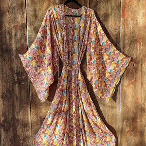 HS5092 A flowing, feminine floral-patterned robe, a loose-fitting printed cardigan-style dress paired with a headscarf.