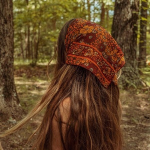 Zijden hippie Boho Bandana, vierkante hoofdsjaal, Boho Hair Wrap, hippie cadeau, kous stuffer, hondensjaal, jaren '70 stijl zakdoek