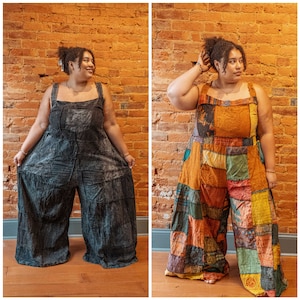 Könnte beinhalten: Zwei Frauen tragen verschiedene Arten von Patchwork-Overalls. Der Overall links ist schwarz mit einem Used-Look. Der Overall rechts ist ein farbenfrohes Patchwork-Design mit orangefarbenen, grünen und blauen Akzenten.