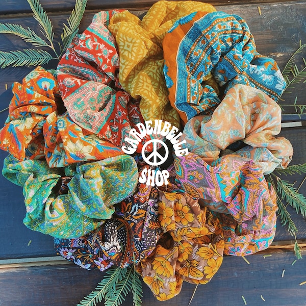 Scrunchies Sari Boho de seda reciclada, regalo de dama de honor, scrunchies para el cabello, regalo vegano hecho a mano, scrunchies de patrón hippie de los años 70, relleno de medias