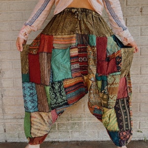 Pantaloni Harem in cotone patchwork hippie, unici, pantaloni da festival unici nel loro genere e pantaloni yoga Boho fatti a mano con patch eco riciclata Plus immagine 1