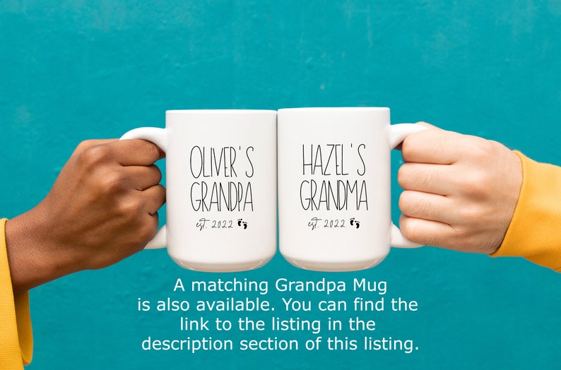 Op de afbeelding: Twee witte koffiemokken met zwarte tekst. De mok aan de linkerkant zegt "Oliver's Grandpa est. 2022" met een voetafdruk symbool. De mok aan de rechterkant zegt "Hazel's Grandma est. 2022" met een voetafdruk symbool.