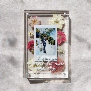 Marco de fotos acrílico con flores prensadas, letras personalizadas, película instantánea, exhibición de fotos, regalo de cumpleaños, aniversario, compromiso y graduación.