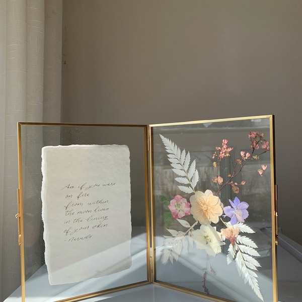 Calligraphie personnalisée Double fleur pressée cadre flottant présentoir de fleurs vintage cadre pliant cadeau fête des mères fiançailles cadeau d'anniversaire