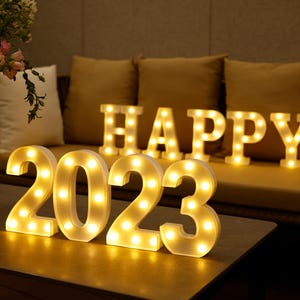 Letras iluminadas con LED de Paul Makolon, letras del alfabeto de 8,5 pulgadas, letras pequeñas con luces, letreros con luces a batería para fiestas