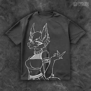 Può includere: T-shirt grigio scuro con un'illustrazione a tratto bianco di un personaggio antropomorfo simile a un lupo. Il personaggio indossa un choker, un braccialetto e un top corto. Il logo Square Apple Studios è in alto a destra.
