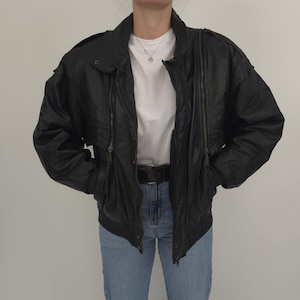 Veste bomber en cuir noir vintage des années 80 taille L Veste bomber rétro noire des années 80 taille 52