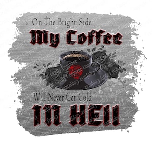 Puede incluir: Una taza y platillo de café negros con el texto "On The Bright Side My Coffee Will Never Get Cold In Hell". La taza tiene un emblema rojo y está rodeada de rosas negras.