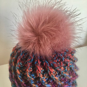 Bonnet Fait Main en Laine au Crochet avec Pompon Multicolore Violet Bleu Orange Tricot pour Enfant Homme Femme Unisex Follement Original image 1