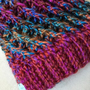 Bonnet Fait Main en Laine au Crochet avec Pompon Multicolore Violet Bleu Orange Tricot pour Enfant Homme Femme Unisex Follement Original image 7