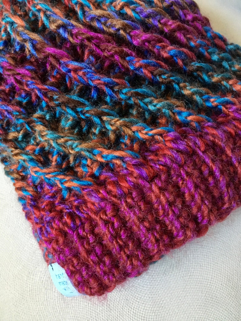 Bonnet Fait Main en Laine au Crochet avec Pompon Multicolore Violet Bleu Orange Tricot pour Enfant Homme Femme Unisex Follement Original image 7