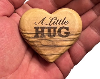 Coeur flatteur à main personnalisé A Little HUG en bois d'olivier