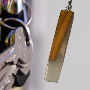 Schlüsselanhänger personalisierbar Olivenholz und Epoxy