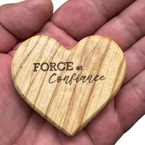 Porte-bonheur en bois d'olivier FORCE et CONFIANCE personalizado
