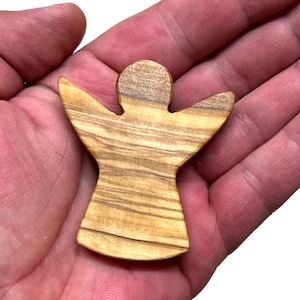 Charm de mano de ángel de la guarda de madera de olivo personalizado
