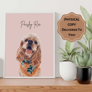 Op de afbeelding: Een ingelijst portret van een Cocker Spaniel-hond genaamd Paisley Rae, tegen een roze achtergrond. De hond heeft lichtbruine vacht, blauwe ogen en een bloemenbandana. De lijst bevat de tekst "Physical Copy Delivered to You!"