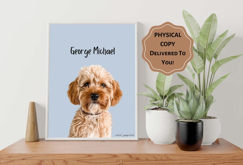 Op de afbeelding: Een ingelijst portret van een hond genaamd George Michael, met een lichtblauwe achtergrond. De hond heeft lichtbruine vacht en een bruine halsband. De tekst "PHYSICAL COPY DELIVERED TO YOU!" staat op een bruin label.