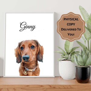 Op de afbeelding: Een ingelijst portret van een teckel genaamd Ginny. De hond heeft bruine vacht en blauwe ogen, met een halsband met een label. De tekst "Ginny" staat boven de afbeelding van de hond. Een bruin label luidt "FYSIEKE KOPIE AAN U GELEVERD!"
