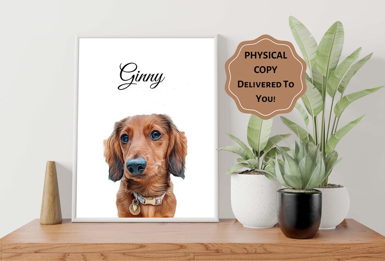Op de afbeelding: Een ingelijst portret van een teckel genaamd Ginny. De hond heeft bruine vacht en blauwe ogen, met een halsband met een label. De tekst "Ginny" staat boven de afbeelding van de hond. Een bruin label luidt "FYSIEKE KOPIE AAN U GELEVERD!"