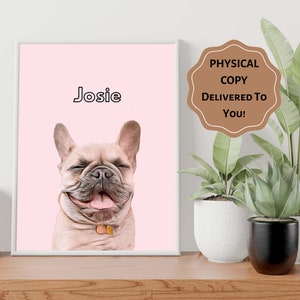 Op de afbeelding: Een ingelijst portret van een lachende Franse Bulldog genaamd Josie, tegen een zachtroze achtergrond. De vacht van de hond is lichtbruin en hij heeft een klein label aan zijn halsband. De tekst "PHYSICAL COPY DELIVERED TO YOU!" staat op een bruin label.
