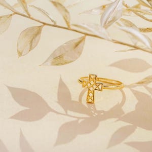 Minimalistischer Goldkreuzring - Zierlicher christlicher Schmuck, Glaubensring für Frauen, religiöses Geschenk, einstellbarer vergoldeter Ring