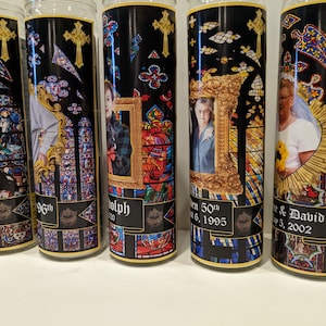 Op de afbeelding: Vijf glazen kaarsenhouders met kleurrijke glas-in-loodontwerpen en foto's van mensen. De kaarsen zijn gelabeld met namen en data van gebeurtenissen, zoals "96e", "50e" en "6 juni 1995".
