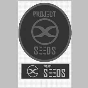 Op de afbeelding: Een ronde zwarte en grijze patch met de tekst "PROJECT SEEDS" en een gestileerd oneindigheidssymbool.